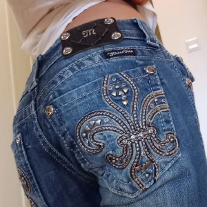Miss me jeans  - (LÄS BIO)Säljer dessa as snygga miss me jeansen i straight/bootcut modell! Dem är lågmidjade!❤️❤️säljer de då dem tyvär inte komemr till någon andvändning längre!❤️Midjemått: 72cm och Innerbenslängden: 82cm❤️❤️TRYCK GÄRNA PÅ KÖP NU!!🩷