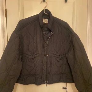 Zara jacka - En tunnare dunjacka från Zara. Tyvärr kommer denna inte till användning längre. Passar storlek xs-m. Köparen står för frakt🥰