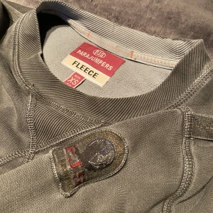 Parajumper tröja - Parajumper tröja i sällsynt grå färg, köpt från Johnells för 2300kr.  Storlek XS, passar även S.  Inga defekter  Bara skriva vid frågor, pris ej hugget i sten 