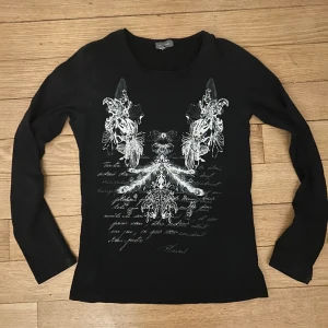 Y2k grunge graphic long sleeve shirt - En super cool y2k tröja som är i jätte bra skick🙌💗 Den ett print på framsidan av tröjan som är helt unikt, tröjan är i storlek 38 men sitter som en xs-s skulle jag säga.  Priset går att diskutera och det är bara att använda köp nu om du vill köpa 💋