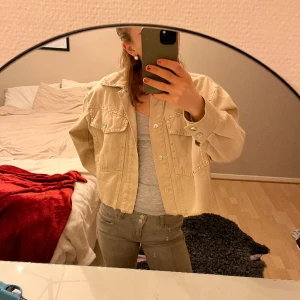 Jeansjacka - Passar perfa till våren, skitsnygg, supercool, passar till det mesta😊 Köpare står för frakt💕