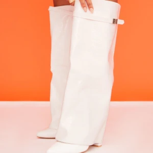 White overknee boots - Vita overknee fold boots, skitsnygga!!  Köptes o fel storlek men så snygga att ja köpte i min storlek (bild 3). Klack: 4”heel. Storlek 40 men känns som 39. Säljer till bäst bud 