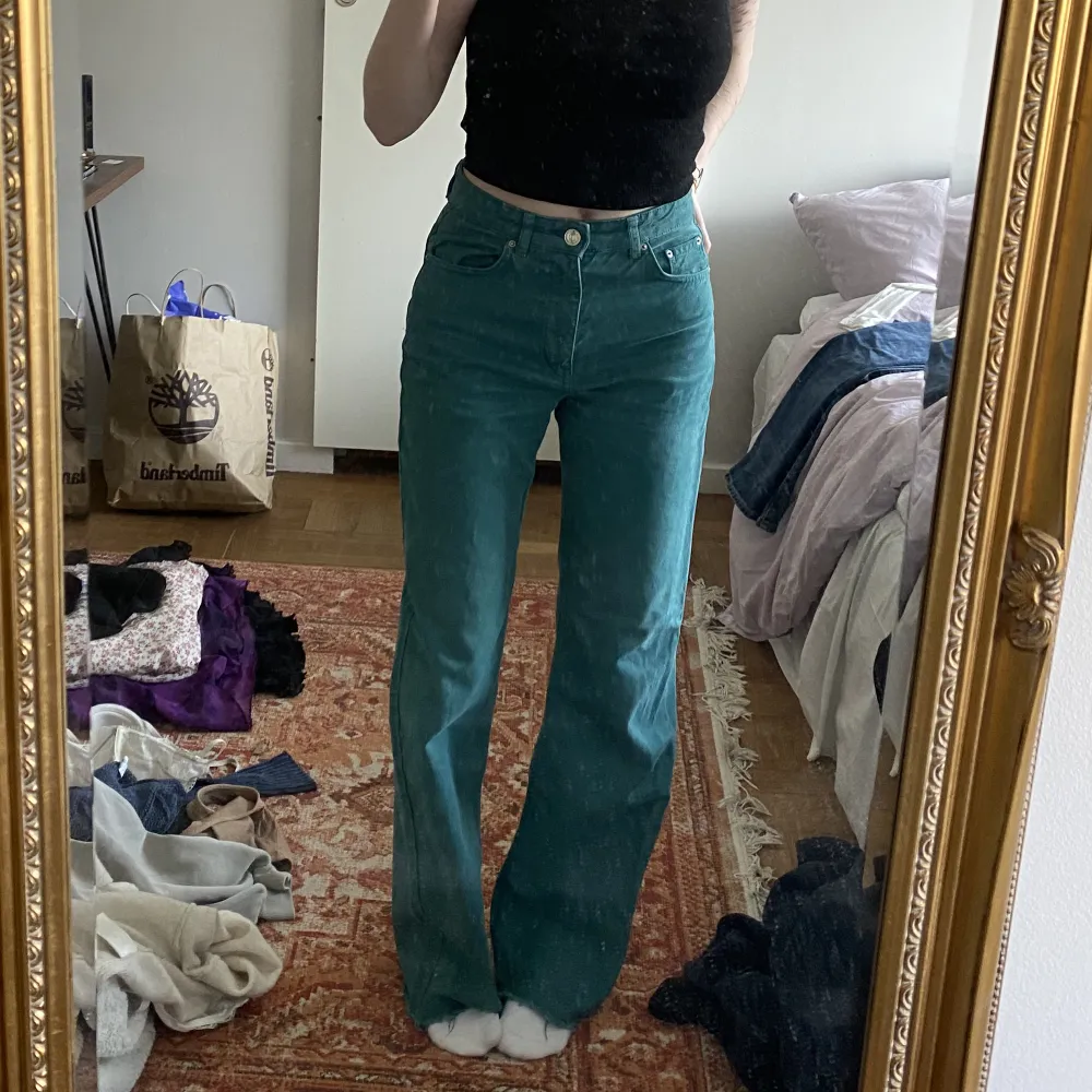 Ascoola gröna jeans från GinaTricot som inte används längre. Fint skick. . Jeans & Byxor.