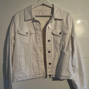 Jacka - Vit jeansjacka från Mango, ALDRIG använd!🤍
