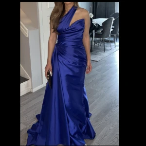 Festklänning  - Min festklänning använd endast en natt, storlek S.   Klänningen har jag köpt för 7000kr och säljer för 2000kr 