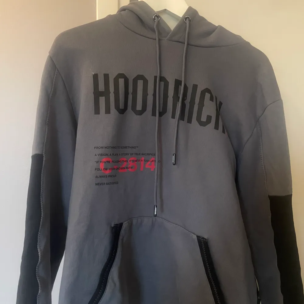En grå/svart/röd hoodrich hoodie som är köpt på jd, Skriv för mer bilder.. Hoodies.