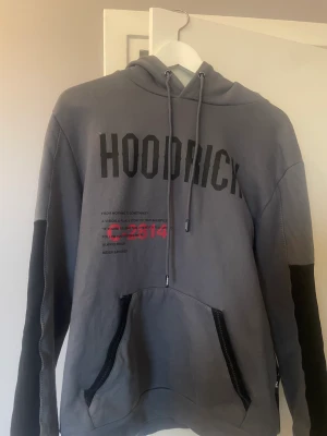 Hoodrich hoodie - En grå/svart/röd hoodrich hoodie som är köpt på jd, Skriv för mer bilder.