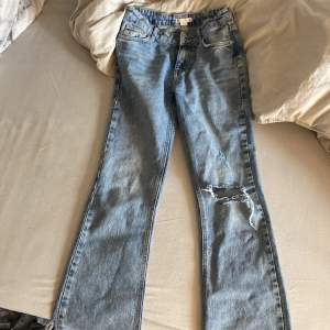 Low waist/Mid waist jeans med håll i knät från Gina Young i strl 158 köpta förra året❤️❤️ skriv för fler bilder❤️