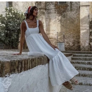 Sommar klänning - (LÅNADE BILDER), säljer denna fina sommar klänning som är lite för lång för mig (är 160). Köpt här på plick för 1 år sedan aldrig använt den.💕🫶🏼💐