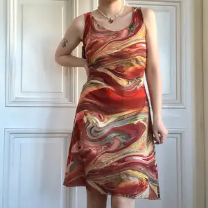 gullig färgglad klänning med coolt mönster i rött orange grön mm, skön att ha på sommaren! skick: gott storlek: M/L modell: s/m 169cm