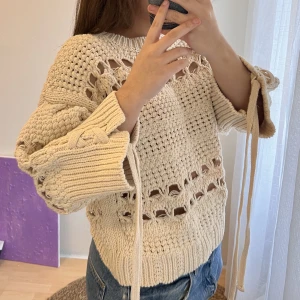 HålStickad tröja Zara - Super fin tröja som är helt oanvänd. Storlek S.   För referenser: Jag är 160 cm lång