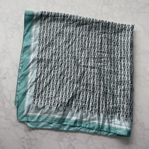 Scarf från Zara - Helt oanvänd scarf från Zara!