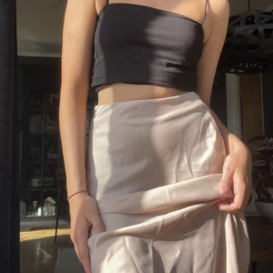 Satin kjol  - Jättefin satin kjol i champagne/beige färg. Midi längd och är i storlek XS🫶🏻 använd köp nu om du vill köpa! Läs bio!