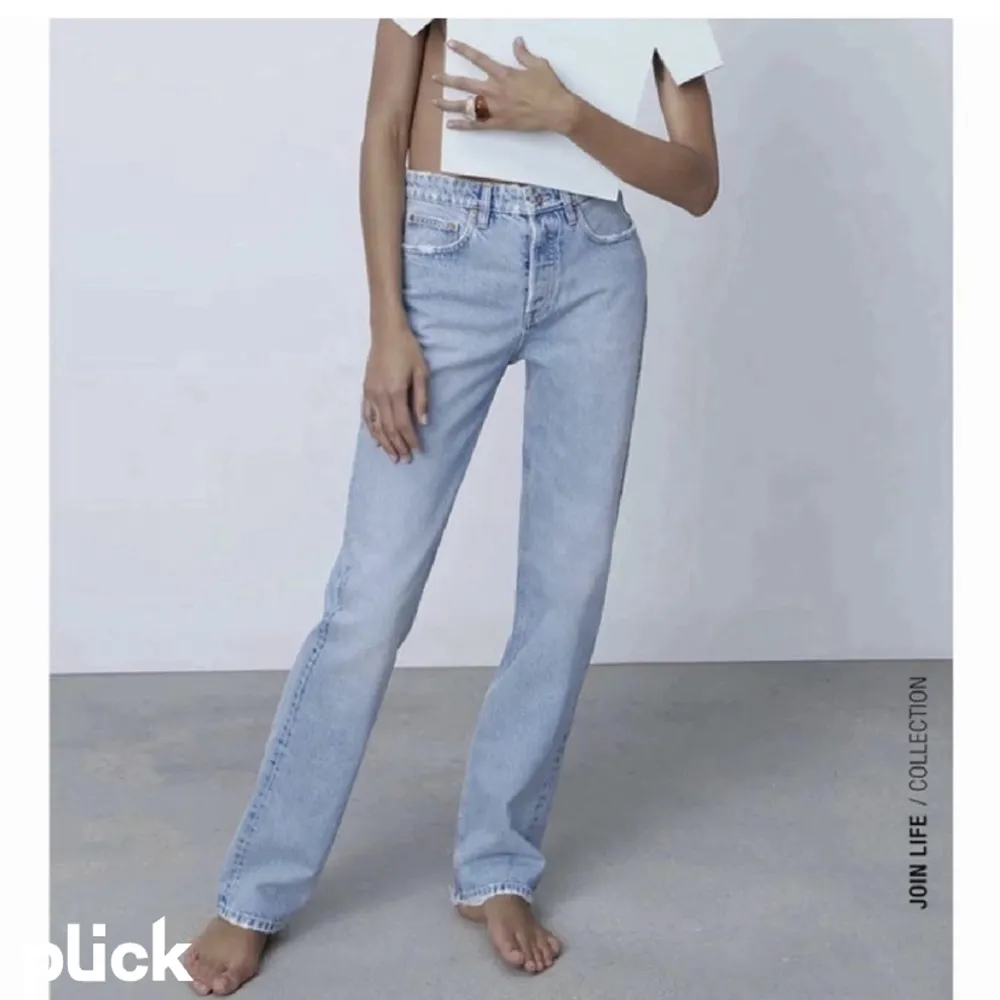Mid waist jeans från zara i en ljusare färg. Säljer även i en mörkare färg och svart. 150kr plus frakt!. Jeans & Byxor.