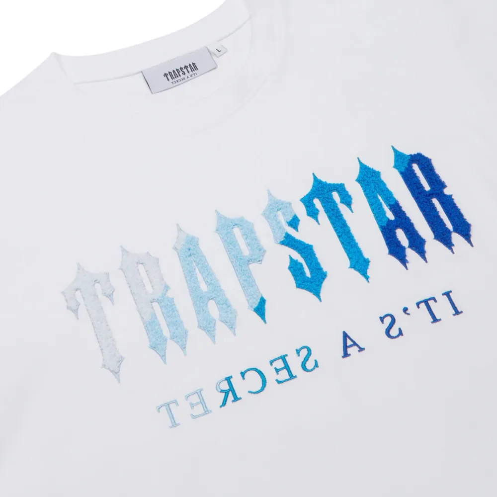 Tänkte sälja en oanvänd t shirt från Trapstar som inte passar mig. Storlek S, (oversized) stor i storleken. Passar dig som har storlek M, 1:1. T-shirts.