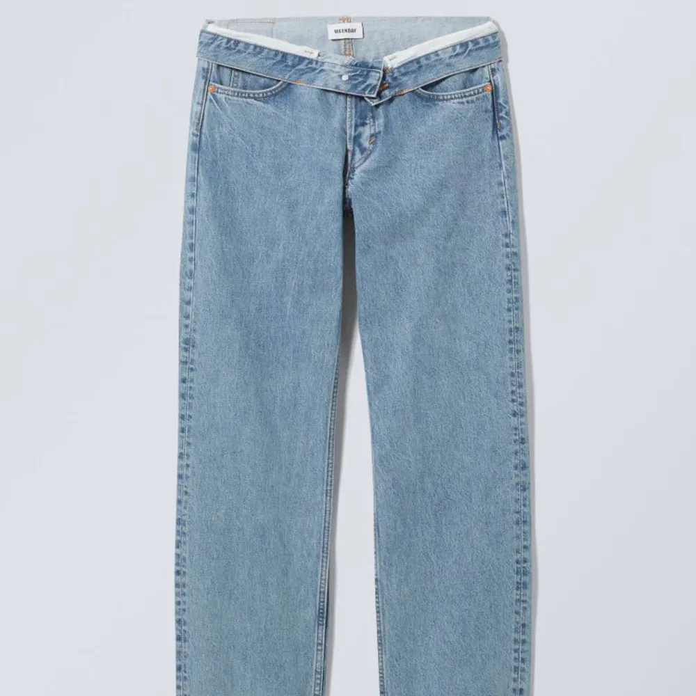 Säljer mina jättefina jeans från weekday i modellen flapped jeans, nästan aldrig använda. Slutsålda överallt och inga defekter. Passar mig som är 167 cm💕. Jeans & Byxor.