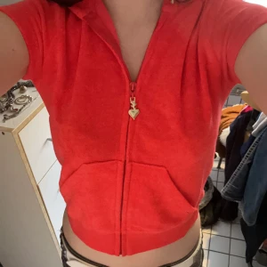 Kortärmad Hoodie  - En Kortärmad korall Hoodie i märket Sugarfree🧡 Står ingen storlek men passar upp till s❣️
