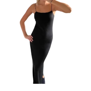 Svart långklänning  - Superfin svart långklänning från NAKD endast använd en gång. Har en liten slits på sidan. Går precis till marken på dig som är runt 164-168