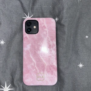 LLA  - Säljer nu mina skal till min gamla mobil. Pris är diskuterbart. Skicket på alla är bra, vissa är knappt använda