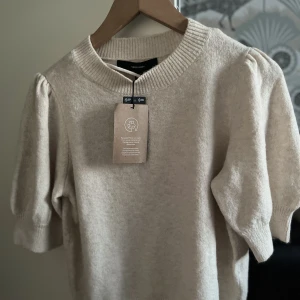 Beige tröja  - 💕✨En jättefin beige stickad tröja från Vero Moda, helt ny tröja som fortfarande har kvar pris lappen✨💕 Stl M