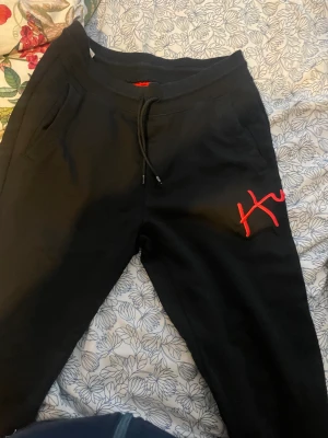 Hugo boss dress  - Pris kan diskuteras vid snabb affär! Hej säljer min dress för att jag har tröttnat på den storlek L/M  box kommer med köpt i paparazzi i triangeln 