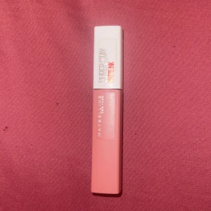 Läppstift - Matte liquid lipstick från maybelline i färgen 65 seductress. Säljer pga jag råka beställa 2 samma färger. Aldrig använt. 