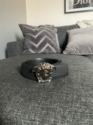 Versace bälte - Säljer mitt versace bälte, i väldigt bra skick och faktura kan visas på köpet. Pris kan diskuteras vid snabb affär  Nypris: 3015kr