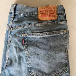 Hej, jag har valt att sälja dessa jätte snygga ljusblåa Levis jeans. Kondition= 10/10. Dessa är bootcut och baggy, då dom sitter perfekt på mig som är 180. De sitter mer som 34 runt midjan men är 36. Dessa är köpta från Levis butiken. Nypris= 1300.