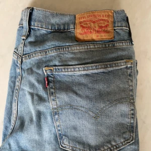 Levis 513 jeans - Hej, jag har valt att sälja dessa jätte snygga ljusblåa Levis jeans. Kondition= 10/10. Dessa är bootcut och baggy, då dom sitter perfekt på mig som är 180. De sitter mer som 34 runt midjan men är 36. Dessa är köpta från Levis butiken. Nypris= 1300.