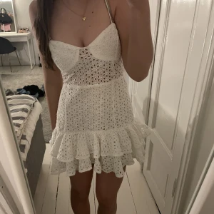 Klänning ifrån zara - Säljer denna superfina klänning köpt ifrån zara, använd 1 gång och köpt för 499kr💗