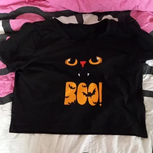 Halloween pyjamas  - Fint skick använd en gång, katt finns I hemmet men rollar av innan jag skickar. Ps tröjan är croptop 