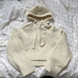 Stickad tröja - Fin stickad tröja från zara. Använd men fortfarande fint skick. Lite kortare i modellen. Pris kan diskuteras 