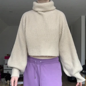 stickad tröja med turtleneck - Lite croppad, oversized 