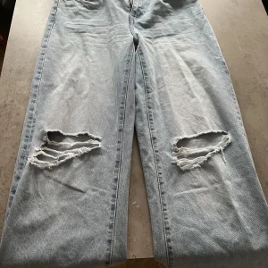 Jeans  - Ett par nya ihåliga jeans (köptes för cirka en månad sen) men dom var alldeles för långa för mig som är 163. Det finns ett hål på ena sidan benet (se bild 3) men säkert enkel att laga. Köptes på lager 157 för 300.😊