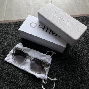chimi 04 - skitsnygga gråa chimi solglasögon i jättefint skick, kan tänka mig byta mot svarta likadana :)