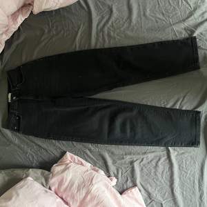 Svarta ginatricot comfy mom jeans, storlek 38, bra skick, väldigt bekväma och stretchiga, hög i midjan, ca ett halv år gamla men sparsamt använda, ny pris 499 kr