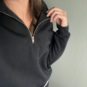 Mysig tröja - Jättemysig tröja! Säljer då den inte kommer till användning! Storleken står inte på tröjan men passar mig bra som brukar ha  Xs/S