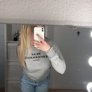 Två peak performance sweatshirts  - Två jättefina basic peak performance sweatshirts!☺️ Båda är i jättefint skick. Storlek 150 men sitter som XS/S Man kan antingen köpa för 120kr/st eller båda för 200kr! 