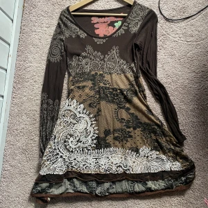 Långärmad klänning - Super fin och SUPER skön, perfekt nu till våren och sommaren. Tyvärr kommer den inte till använding🌿🌼