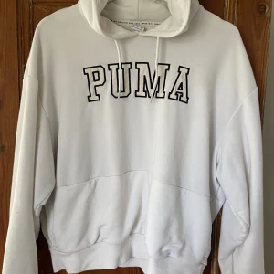 Hoodie Puma - Vit hoodie från Puma i strl S. Ganska använd med fortfarande i bra skick. 