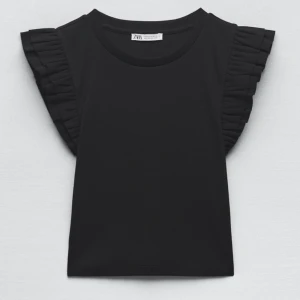 Svart topp - Säljer denna jätte fina topp med volanger från zara, säljer då jag kanppt använder den längre, Pris + frakt 