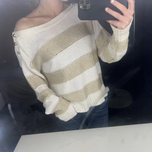 Randig tröja  - Snygg randig tröja, defekter finns därav priset 