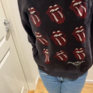 Tröja - Super fin tröja men kommer tyvärr inte till användning längre utan bara ligger i min garderob bra skick