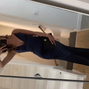 Bal klänning  - Säljer min vackra balklänning me öppen rygg från förra sommaren. Klänningen är i S MEN har sytt upp den så den ska passa mig bra i längden som är 170.  Och sytt in den så den sitter tight i midjan. Så skulle säga att det är en Xs 💕💕endast använd en gång! 