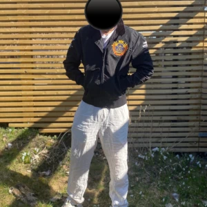 Grand montier jacka - Väldigt fin med mycket detaljer ingen aning vad den är köpt för. Svart strl M eller S