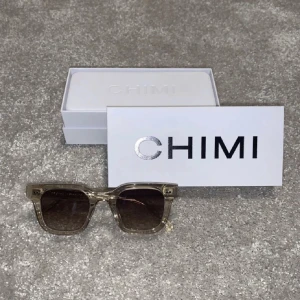 Chimi ecru 04 - Säljer mina chimi glasögon då jag endast testat dom förra året. Onödigt köp och kan inte lämna tillbaka dom så säljer dom här istället. Skriv för fler bilder. Allting medföljer.  Obs: inte min bild.