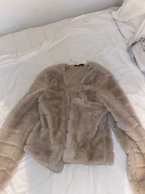 ”Jacka” - En ”jacka” från Gina tricot. Det är en lite tunnare vår och höst Jacka!