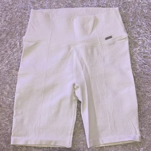 Aim’n bikershorts  - Aim’n bikershorts i färgen Off-white. Storlek S. Dom är i nyskick ✨ 