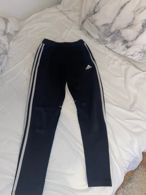 Adidas mysbyxor  - Använt ett par gånger men inte mycket. Dom är inte slitna och säljer dom för 80 kronor vet inte vad dom kostar nya, för jag fick dom☺️