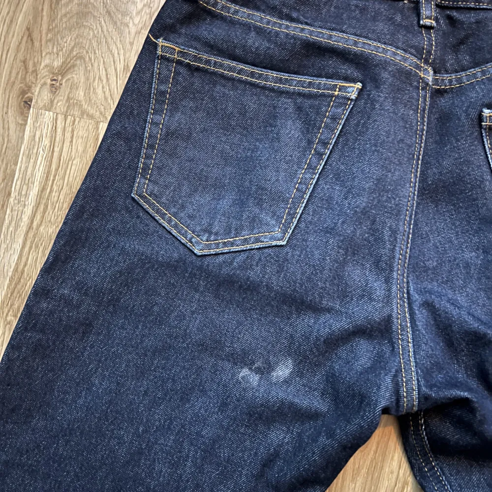 Mörkblåa hope rush jeans i fint skick Storlek 27 Finns fläck på baksida (bild 3) kan eventuellt gå bort i tvätt Skriv ifall ni undrar något!. Jeans & Byxor.